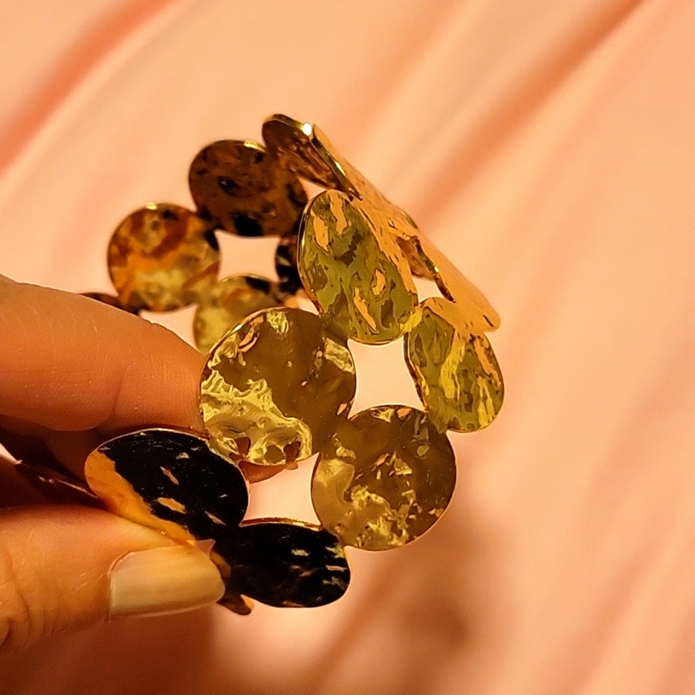 Hammered metal bangle bracelet